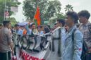 Ratusan Mahasiswa saat menggelar aksi demo di depan Kantor DPRD Provinsi Sumatera Selatan, Senin (15/6/2026). Foto: tia