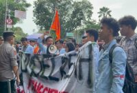 Ratusan Mahasiswa saat menggelar aksi demo di depan Kantor DPRD Provinsi Sumatera Selatan, Senin (15/6/2026). Foto: tia