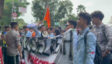 Ratusan Mahasiswa saat menggelar aksi demo di depan Kantor DPRD Provinsi Sumatera Selatan, Senin (15/6/2026). Foto: tia