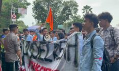 Aliansi Mahasiswa Beri Kartu Merah ke Presiden saat Demo di DPRD Sumsel