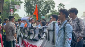 Ratusan Mahasiswa saat menggelar aksi demo di depan Kantor DPRD Provinsi Sumatera Selatan, Senin (15/6/2026). Foto: tia
