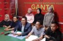 Tim kuasa hukum pelapor dari Yayasan Lembaga Bantuan Hukum (YLBH) Ganta Keadilan Sriwijaya Sapriadi Syamsuddin SH MH, didampingi Debit Sariansyah SH, memberikan keterangan, Senin (15/6/2026)