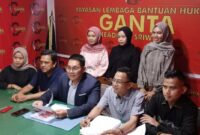 Tim kuasa hukum pelapor dari Yayasan Lembaga Bantuan Hukum (YLBH) Ganta Keadilan Sriwijaya Sapriadi Syamsuddin SH MH, didampingi Debit Sariansyah SH, memberikan keterangan, Senin (15/6/2026)