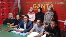 Tim kuasa hukum pelapor dari Yayasan Lembaga Bantuan Hukum (YLBH) Ganta Keadilan Sriwijaya Sapriadi Syamsuddin SH MH, didampingi Debit Sariansyah SH, memberikan keterangan, Senin (15/6/2026)