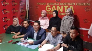 Tim kuasa hukum pelapor dari Yayasan Lembaga Bantuan Hukum (YLBH) Ganta Keadilan Sriwijaya Sapriadi Syamsuddin SH MH, didampingi Debit Sariansyah SH, memberikan keterangan, Senin (15/6/2026)