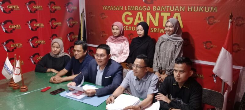 Tim kuasa hukum pelapor dari Yayasan Lembaga Bantuan Hukum (YLBH) Ganta Keadilan Sriwijaya Sapriadi Syamsuddin SH MH, didampingi Debit Sariansyah SH, memberikan keterangan, Senin (15/6/2026)