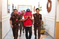 Saat Tim Pidsus Kejati Sumsel melakukan penahanan terhadap tersangka SF dalam perkara dugaan tindak pidana korupsi penyaluran Kredit Usaha Rakyat (KUR) pada salah satu bank pemerintah Cabang Martapura, Kabupaten OKU Timur, periode 2020-2023.