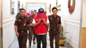 Saat Tim Pidsus Kejati Sumsel melakukan penahanan terhadap tersangka SF dalam perkara dugaan tindak pidana korupsi penyaluran Kredit Usaha Rakyat (KUR) pada salah satu bank pemerintah Cabang Martapura, Kabupaten OKU Timur, periode 2020-2023.