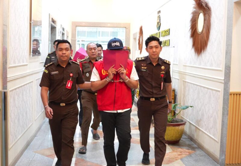 Saat Tim Pidsus Kejati Sumsel melakukan penahanan terhadap tersangka SF dalam perkara dugaan tindak pidana korupsi penyaluran Kredit Usaha Rakyat (KUR) pada salah satu bank pemerintah Cabang Martapura, Kabupaten OKU Timur, periode 2020-2023.