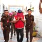 Saat Tim Pidsus Kejati Sumsel melakukan penahanan terhadap tersangka SF dalam perkara dugaan tindak pidana korupsi penyaluran Kredit Usaha Rakyat (KUR) pada salah satu bank pemerintah Cabang Martapura, Kabupaten OKU Timur, periode 2020-2023.