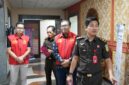 Tim Jaksa Penuntut Umum Kejati Sumsel menerima penyerahan tersangka dan barang bukti (Tahap II) terhadap KT, anggota DPRD Kabupaten Muara Enim aktif, dan RA dalam perkara dugaan gratifikasi serta suap proyek Pengembangan Jaringan Irigasi Ataran Air Lemutu senilai sekitar Rp1,6 miliar, Senin (15/6/2026).