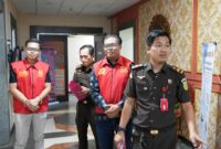 Tim Jaksa Penuntut Umum Kejati Sumsel menerima penyerahan tersangka dan barang bukti (Tahap II) terhadap KT, anggota DPRD Kabupaten Muara Enim aktif, dan RA dalam perkara dugaan gratifikasi serta suap proyek Pengembangan Jaringan Irigasi Ataran Air Lemutu senilai sekitar Rp1,6 miliar, Senin (15/6/2026).