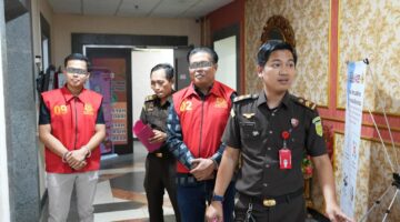 Tim Jaksa Penuntut Umum Kejati Sumsel menerima penyerahan tersangka dan barang bukti (Tahap II) terhadap KT, anggota DPRD Kabupaten Muara Enim aktif, dan RA dalam perkara dugaan gratifikasi serta suap proyek Pengembangan Jaringan Irigasi Ataran Air Lemutu senilai sekitar Rp1,6 miliar, Senin (15/6/2026).