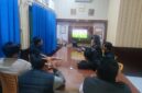 Personel Polsek Buay Madang Timur (BMT) bersama sejumlah masyarakat pencinta sepak bola menyaksikan siaran langsung pertandingan Pesta Bola Dunia 2026 antara Belgia melawan Mesir di ruang pertemuan Mako Polsek BMT, Kabupaten OKU Timur, Sumatra Selatan. 