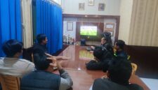 Personel Polsek Buay Madang Timur (BMT) bersama sejumlah masyarakat pencinta sepak bola menyaksikan siaran langsung pertandingan Pesta Bola Dunia 2026 antara Belgia melawan Mesir di ruang pertemuan Mako Polsek BMT, Kabupaten OKU Timur, Sumatra Selatan. 