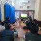 Personel Polsek Buay Madang Timur (BMT) bersama sejumlah masyarakat pencinta sepak bola menyaksikan siaran langsung pertandingan Pesta Bola Dunia 2026 antara Belgia melawan Mesir di ruang pertemuan Mako Polsek BMT, Kabupaten OKU Timur, Sumatra Selatan. 