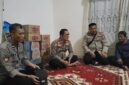 Foto Kapolsek di rumah Duka Alm Suharno