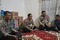 Foto Kapolsek di rumah Duka Alm Suharno