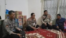 Foto Kapolsek di rumah Duka Alm Suharno