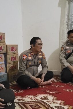 Kapolsek SU II Kompol Dedi Kunjungi rumah.Duka Korban Pembacokan Berikan Baksos Dan Turut bela Sukangkawa