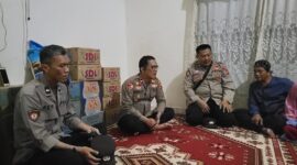 Foto Kapolsek di rumah Duka Alm Suharno