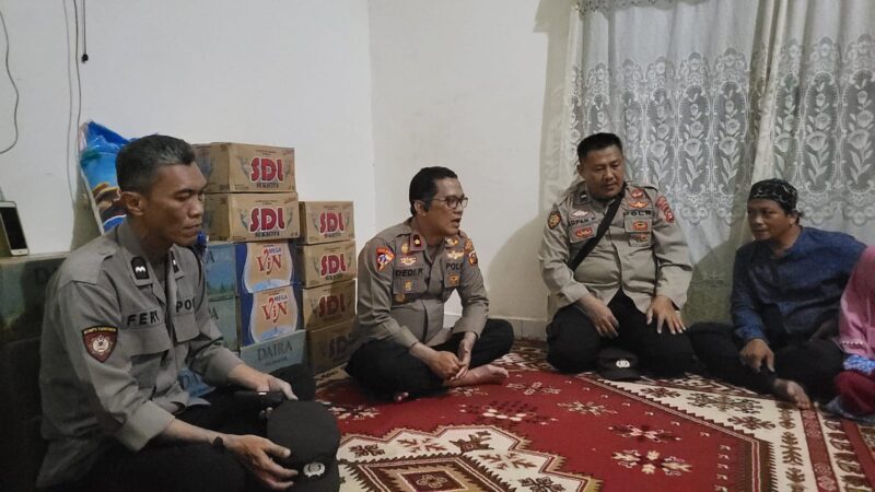 Foto Kapolsek di rumah Duka Alm Suharno