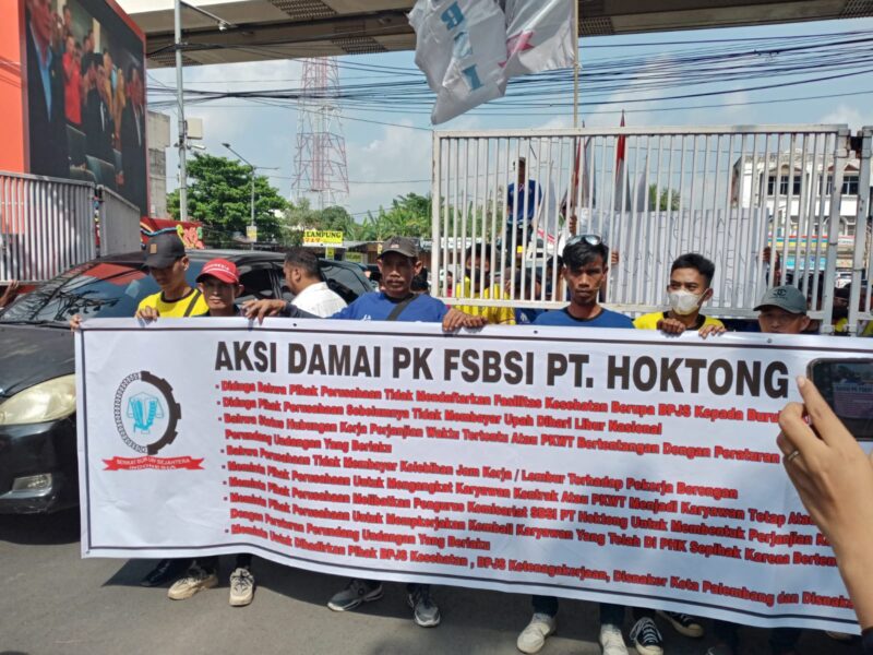 Foto :  aksi Demo karyawan PT Hoktong
