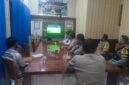 Sejumlah personel Polsek Buay Madang Timur bersama warga menyaksikan siaran langsung pertandingan Prancis vs Senegal dalam acara nonton bareng Pesta Bola Dunia 2026 di Mako Polsek Buay Madang Timur, Kabupaten OKU Timur, Sumatra Selatan. 
