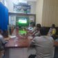 Sejumlah personel Polsek Buay Madang Timur bersama warga menyaksikan siaran langsung pertandingan Prancis vs Senegal dalam acara nonton bareng Pesta Bola Dunia 2026 di Mako Polsek Buay Madang Timur, Kabupaten OKU Timur, Sumatra Selatan. 