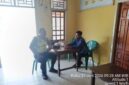 Personel Polsek Buay Madang Timur, Bripka Nur Holik (kiri), berdialog dengan perangkat desa saat melaksanakan kegiatan sambang dan silaturahmi di Kantor Desa Kedu, Kecamatan Buay Madang Timur, Kabupaten OKU Timur, Sumatra Selatan. 