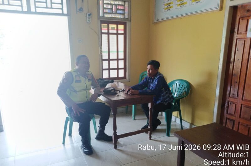 Personel Polsek Buay Madang Timur, Bripka Nur Holik (kiri), berdialog dengan perangkat desa saat melaksanakan kegiatan sambang dan silaturahmi di Kantor Desa Kedu, Kecamatan Buay Madang Timur, Kabupaten OKU Timur, Sumatra Selatan. 