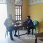 Personel Polsek Buay Madang Timur, Bripka Nur Holik (kiri), berdialog dengan perangkat desa saat melaksanakan kegiatan sambang dan silaturahmi di Kantor Desa Kedu, Kecamatan Buay Madang Timur, Kabupaten OKU Timur, Sumatra Selatan. 