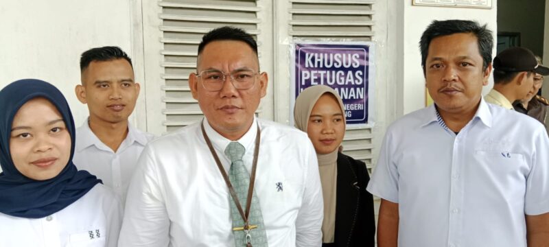 Foto kuasa hukum terdakwa Yansori, Sapriadi Syamsudin SH MH saat ditemui di PN Palembang,Rabu (17/6/2026)