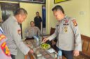 Petugas Sie Dokkes Polres OKU Timur, Briptu Alvi Ilhamu Fajri, menyiapkan peralatan medis saat melakukan pemeriksaan urine mendadak terhadap personel Polsek Buay Madang Timur di Mapolsek BMT, Kabupaten OKU Timur. 