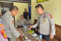 Petugas Sie Dokkes Polres OKU Timur, Briptu Alvi Ilhamu Fajri, menyiapkan peralatan medis saat melakukan pemeriksaan urine mendadak terhadap personel Polsek Buay Madang Timur di Mapolsek BMT, Kabupaten OKU Timur. 