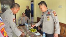 Petugas Sie Dokkes Polres OKU Timur, Briptu Alvi Ilhamu Fajri, menyiapkan peralatan medis saat melakukan pemeriksaan urine mendadak terhadap personel Polsek Buay Madang Timur di Mapolsek BMT, Kabupaten OKU Timur. 