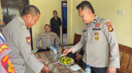 Petugas Sie Dokkes Polres OKU Timur, Briptu Alvi Ilhamu Fajri, menyiapkan peralatan medis saat melakukan pemeriksaan urine mendadak terhadap personel Polsek Buay Madang Timur di Mapolsek BMT, Kabupaten OKU Timur. 