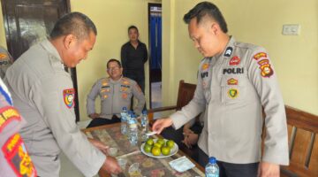 Petugas Sie Dokkes Polres OKU Timur, Briptu Alvi Ilhamu Fajri, menyiapkan peralatan medis saat melakukan pemeriksaan urine mendadak terhadap personel Polsek Buay Madang Timur di Mapolsek BMT, Kabupaten OKU Timur. 