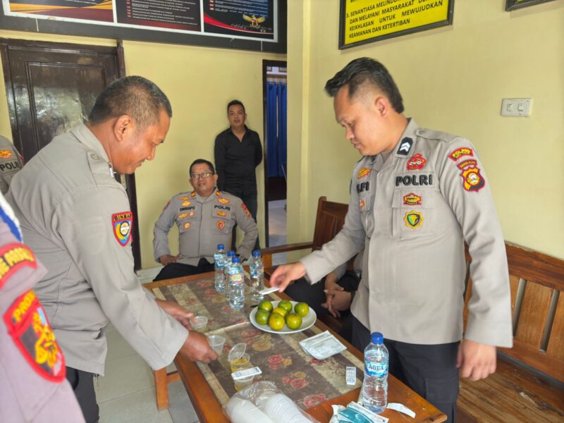 Petugas Sie Dokkes Polres OKU Timur, Briptu Alvi Ilhamu Fajri, menyiapkan peralatan medis saat melakukan pemeriksaan urine mendadak terhadap personel Polsek Buay Madang Timur di Mapolsek BMT, Kabupaten OKU Timur. 