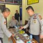 Petugas Sie Dokkes Polres OKU Timur, Briptu Alvi Ilhamu Fajri, menyiapkan peralatan medis saat melakukan pemeriksaan urine mendadak terhadap personel Polsek Buay Madang Timur di Mapolsek BMT, Kabupaten OKU Timur. 