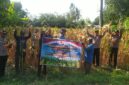 Kapolsek Buay Madang Timur IPTU Swisspo, bersama jajaran personel Polsek, Kepala Desa Tanjung Mas Sumadi, dan petani setempat membentangkan spanduk saat mengikuti kegiatan Panen Jagung Kuartal II Tahun 2026 di Desa Tanjung Mas, Kecamatan Buay Madang Timur, Kabupaten OKU Timur. 