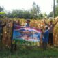 Kapolsek Buay Madang Timur IPTU Swisspo, bersama jajaran personel Polsek, Kepala Desa Tanjung Mas Sumadi, dan petani setempat membentangkan spanduk saat mengikuti kegiatan Panen Jagung Kuartal II Tahun 2026 di Desa Tanjung Mas, Kecamatan Buay Madang Timur, Kabupaten OKU Timur. 