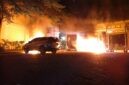 Foto : mobik dan motor di bakar di perumahan Citra Land