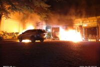 Foto : mobik dan motor di bakar di perumahan Citra Land