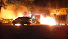Foto : mobik dan motor di bakar di perumahan Citra Land