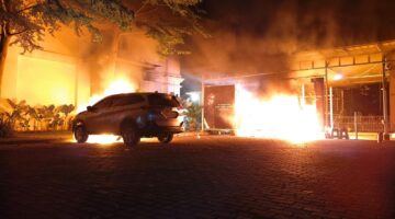 Foto : mobik dan motor di bakar di perumahan Citra Land