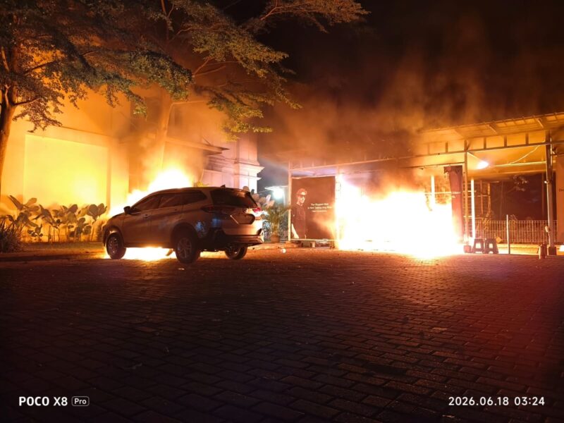 Foto : mobik dan motor di bakar di perumahan Citra Land