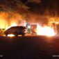 Foto : mobik dan motor di bakar di perumahan Citra Land