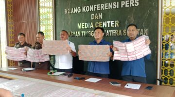 Saat kepala kejaksaan kejati Sumsel Ketut Sumedana SH MH menyampaikan penetapan tersangka Kasus Dugaan Gratifikasi dan Pemerasan di Sungai Lalan, Kamis (18/6/2026)