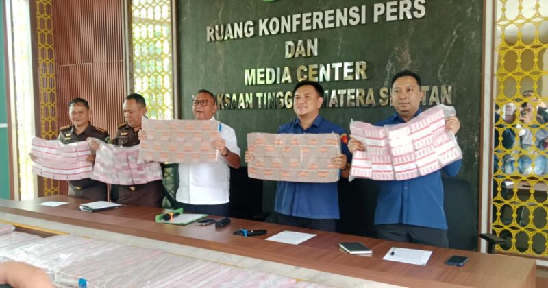 Saat kepala kejaksaan kejati Sumsel Ketut Sumedana SH MH menyampaikan penetapan tersangka Kasus Dugaan Gratifikasi dan Pemerasan di Sungai Lalan, Kamis (18/6/2026)